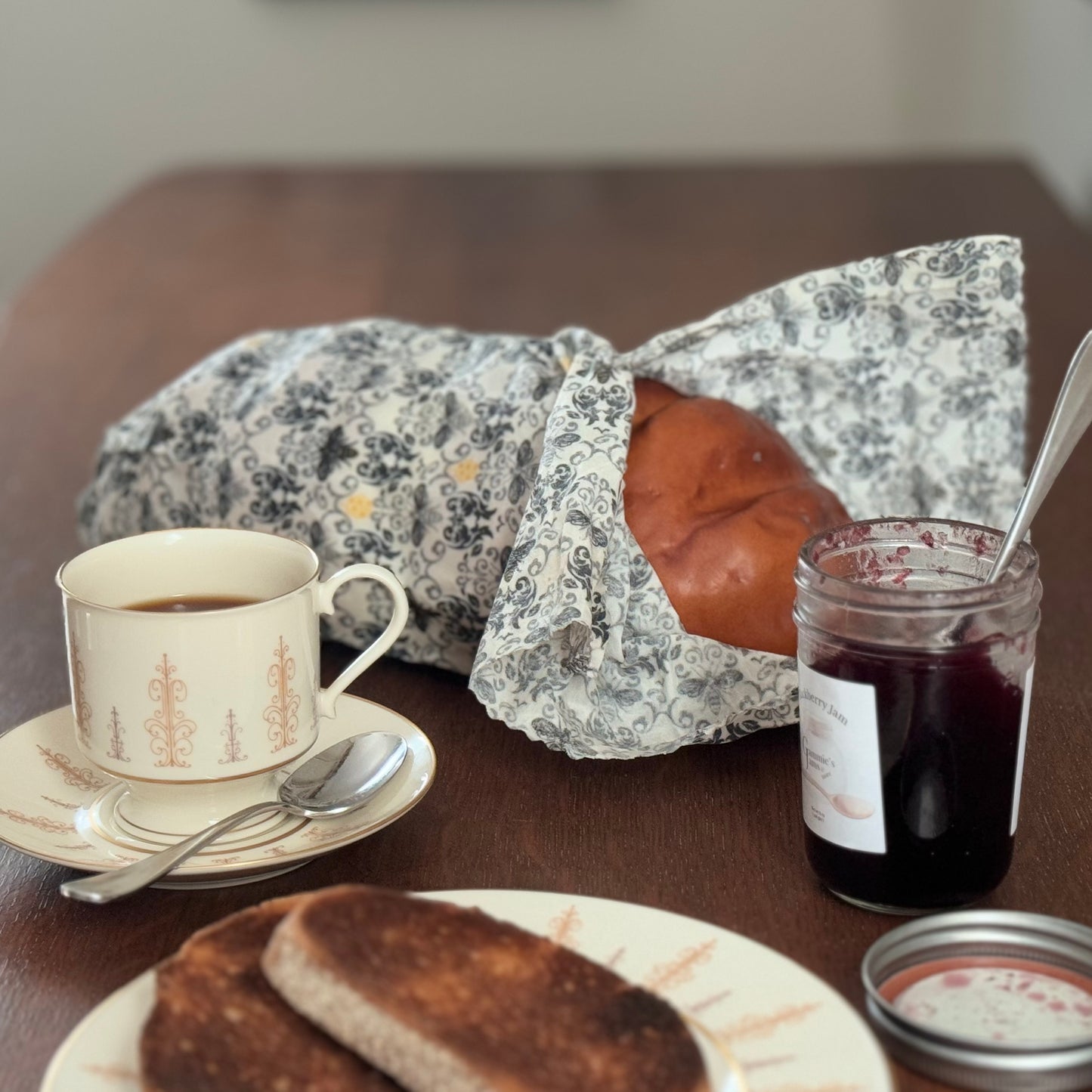 This sweet Bee Damask pattern presents well in nearly any kitchen. Whether its a humble country kitchen or a fancy Sunday brunch setting, this set will fit right in. 